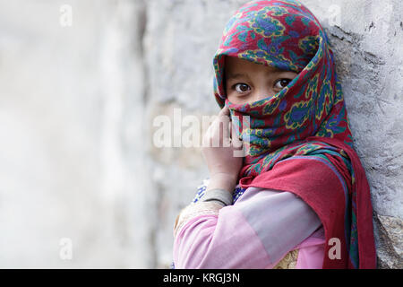 Eine junge balti Mädchen mit bunten Schal und über ihr Gesicht, Turtuk, Nubra Valley, Ladakh, Jammu und Kaschmir, Indien. Stockfoto