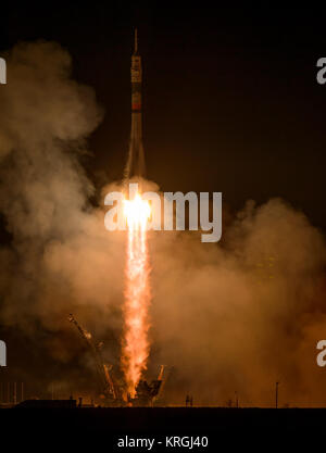 Die Sojus TMA-12 M Raketenstarts vom Kosmodrom Baikonur in Kasachstan am Mittwoch, 26. März die Expedition 2014 39 Sojus Kommandant Alexander Skvortsov der russischen Föderalen Raumfahrtagentur Roskosmos, Flugingenieur Steven Swanson von NASA und Bordingenieur Oleg Artemyev von roskosmos zur Internationalen Raumstation. Photo Credit: (NASA/Bill Ingalls) Expedition 39 Starten (201403260006 HQ) Stockfoto