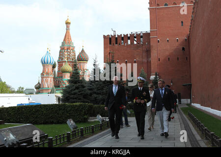 1052: An der Kremlmauer auf dem Roten Platz in Moskau, Expedition 40/41 Bordingenieur Alexander Gerst der Europäischen Weltraumorganisation (links), Sojus Commander Max Suraev der russischen Föderalen Raumfahrtagentur (Roskosmos, Mitte) und Flugingenieur Reid Wiseman der NASA (rechts) bereiten Sie Blumen Mai 8, wo russische Raumfahrt Symbole beigesetzt sind. Das Trio bereitet sich für den Start am 29. Mai, Kasachisch, in der Sojus TMA-13 M vom Kosmodrom Baikonur in Kasachstan für ein 5 ½ Monat Mission auf der Internationalen Raumstation. NASA/Stephanie Stoll Sojus TMA-13 M Mannschaft an der Kremlmauer Stockfoto