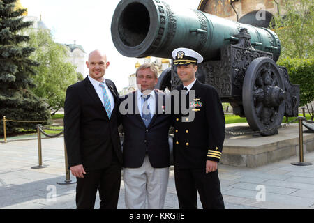 1303: der Kreml in Moskau, Expedition 40/41 Bordingenieur Alexander Gerst der Europäischen Weltraumorganisation (links), Sojus Commander Max Suraev der russischen Föderalen Raumfahrtagentur (Roskosmos, Mitte) und Flugingenieur Reid Wiseman der NASA (rechts) für die Bilder dürfen 8 posieren vor dem Zarenkanone nach dem legen Blumen an der Kremlmauer beigesetzt, wo russische Raumfahrt Symbole sind. Das Trio bereitet sich für den Start am 29. Mai, Kasachisch, in der Sojus TMA-13 M vom Kosmodrom Baikonur in Kasachstan für ein 5 ½ Monat Mission auf der Internationalen Raumstation. NASA/Stephanie Stoll Sojus Stockfoto