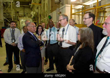 NASA-Administrator Charles Bolden erhielt einen Einblick in die Arbeit an den vier Magnetospheric Multiscale (MMS) Raumfahrzeuge getan wird bei seinem Besuch in der Agentur Goddard Space Flight Center in Greenbelt, Maryland, am 12. Mai. In einem Goddard sauberes Zimmer 20 Fuß hoch, die Sonde wurden in ihrer "Vier-Stack 'Bildung, ähnlich, wie sie innerhalb ihrer Trägerrakete, werden angeordnet. Die MMS-Sonde vor kurzem abgeschlossene Schwingprüfung. Mit MMS als Hintergrund, Bolden und Goddard Center Director Chris Scolese diskutiert die Mission, Boden und die Vorbereitungen für den Start mit pr Stockfoto