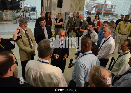 NASA-Administrator Charles Bolden erhielt einen Einblick in die Arbeit an den vier Magnetospheric Multiscale (MMS) Raumfahrzeuge getan wird bei seinem Besuch in der Agentur Goddard Space Flight Center in Greenbelt, Maryland, am 12. Mai. In einem Goddard sauberes Zimmer 20 Fuß hoch, die Sonde wurden in ihrer "Vier-Stack 'Bildung, ähnlich, wie sie innerhalb ihrer Trägerrakete, werden angeordnet. Die MMS-Sonde vor kurzem abgeschlossene Schwingprüfung. Mit MMS als Hintergrund, Bolden und Goddard Center Director Chris Scolese diskutiert die Mission, Boden und die Vorbereitungen für den Start mit pr Stockfoto