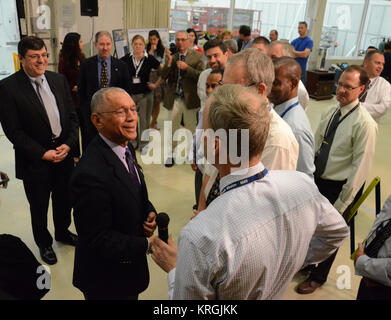 NASA-Administrator Charles Bolden erhielt einen Einblick in die Arbeit an den vier Magnetospheric Multiscale (MMS) Raumfahrzeuge getan wird bei seinem Besuch in der Agentur Goddard Space Flight Center in Greenbelt, Maryland, am 12. Mai. In einem Goddard sauberes Zimmer 20 Fuß hoch, die Sonde wurden in ihrer "Vier-Stack 'Bildung, ähnlich, wie sie innerhalb ihrer Trägerrakete, werden angeordnet. Die MMS-Sonde vor kurzem abgeschlossene Schwingprüfung. Mit MMS als Hintergrund, Bolden und Goddard Center Director Chris Scolese diskutiert die Mission, Boden und die Vorbereitungen für den Start mit pr Stockfoto