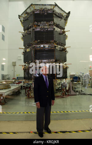 NASA-Administrator Charles Bolden erhielt einen Einblick in die Arbeit an den vier Magnetospheric Multiscale (MMS) Raumfahrzeuge getan wird bei seinem Besuch in der Agentur Goddard Space Flight Center in Greenbelt, Maryland, am 12. Mai. In einem Goddard sauberes Zimmer 20 Fuß hoch, die Sonde wurden in ihrer "Vier-Stack 'Bildung, ähnlich, wie sie innerhalb ihrer Trägerrakete, werden angeordnet. Die MMS-Sonde vor kurzem abgeschlossene Schwingprüfung. Mit MMS als Hintergrund, Bolden und Goddard Center Director Chris Scolese diskutiert die Mission, Boden und die Vorbereitungen für den Start mit pr Stockfoto