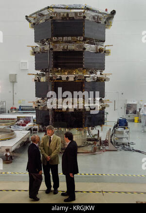 NASA-Administrator Charles Bolden erhielt einen Einblick in die Arbeit an den vier Magnetospheric Multiscale (MMS) Raumfahrzeuge getan wird bei seinem Besuch in der Agentur Goddard Space Flight Center in Greenbelt, Maryland, am 12. Mai. In einem Goddard sauberes Zimmer 20 Fuß hoch, die Sonde wurden in ihrer "Vier-Stack 'Bildung, ähnlich, wie sie innerhalb ihrer Trägerrakete, werden angeordnet. Die MMS-Sonde vor kurzem abgeschlossene Schwingprüfung. Mit MMS als Hintergrund, Bolden und Goddard Center Director Chris Scolese diskutiert die Mission, Boden und die Vorbereitungen für den Start mit pr Stockfoto