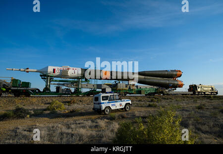 Die Sojus TMA-13 M Sonde wird an die Launch Pad mit dem Zug rollte am Montag, den 26. Mai 2014, auf dem Kosmodrom Baikonur in Kasachstan. Start der Sojus-Rakete ist für Mai 29 geplant und wird senden Expedition 40 Sojus Commander Maxim Suraev, der Föderale Russische Raumfahrtagentur Roskosmos, Flug Ingenieur Alexander Gerst, der Europäischen Raumfahrtbehörde ESA und Flugingenieur Reid Wiseman der NASA auf fünf und einem halben Monat Mission an Bord der Internationalen Raumstation. Photo Credit: (NASA/Joel Kowsky) Expedition 40 Preflight (201405260005 HQ) Stockfoto