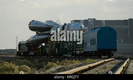 Die Sojus TMA-13 M Sonde wird an die Launch Pad mit dem Zug rollte am Montag, den 26. Mai 2014, auf dem Kosmodrom Baikonur in Kasachstan. Start der Sojus-Rakete ist für Mai 29 geplant und wird senden Expedition 40 Sojus Commander Maxim Suraev, der Föderale Russische Raumfahrtagentur Roskosmos, Flug Ingenieur Alexander Gerst, der Europäischen Raumfahrtbehörde ESA und Flugingenieur Reid Wiseman der NASA auf fünf und einem halben Monat Mission an Bord der Internationalen Raumstation. Photo Credit: (NASA/Joel Kowsky) Expedition 40 Preflight (201405260007 HQ) Stockfoto