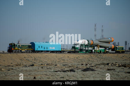 Die Sojus TMA-13 M Sonde wird an die Launch Pad mit dem Zug rollte am Montag, den 26. Mai 2014, auf dem Kosmodrom Baikonur in Kasachstan. Start der Sojus-Rakete ist für Mai 29 geplant und wird senden Expedition 40 Sojus Commander Maxim Suraev, der Föderale Russische Raumfahrtagentur Roskosmos, Flug Ingenieur Alexander Gerst, der Europäischen Raumfahrtbehörde ESA und Flugingenieur Reid Wiseman der NASA auf fünf und einem halben Monat Mission an Bord der Internationalen Raumstation. Photo Credit: (NASA/Joel Kowsky) Expedition 40 Preflight (201405260010 HQ) Stockfoto