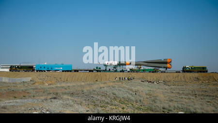 Die Sojus TMA-13 M Sonde wird an die Launch Pad mit dem Zug rollte am Montag, den 26. Mai 2014, auf dem Kosmodrom Baikonur in Kasachstan. Start der Sojus-Rakete ist für Mai 29 geplant und wird senden Expedition 40 Sojus Commander Maxim Suraev, der Föderale Russische Raumfahrtagentur Roskosmos, Flug Ingenieur Alexander Gerst, der Europäischen Raumfahrtbehörde ESA und Flugingenieur Reid Wiseman der NASA auf fünf und einem halben Monat Mission an Bord der Internationalen Raumstation. Photo Credit: (NASA/Joel Kowsky) Expedition 40 Preflight (201405260013 HQ) Stockfoto