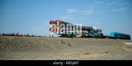 Gäste und Mitglieder der Medien sehen, wie sich die Sojus TMA-13 M Sonde wird an die Launch Pad mit dem Zug rollte am Montag, den 26. Mai 2014, auf dem Kosmodrom Baikonur in Kasachstan. Start der Sojus-Rakete ist für Mai 29 geplant und wird senden Expedition 40 Sojus Commander Maxim Suraev, der Föderale Russische Raumfahrtagentur Roskosmos, Flug Ingenieur Alexander Gerst, der Europäischen Raumfahrtbehörde ESA und Flugingenieur Reid Wiseman der NASA auf fünf und einem halben Monat Mission an Bord der Internationalen Raumstation. Photo Credit: (NASA/Joel Kowsky) Expedition 40 Preflight (201405260016 HQ) Stockfoto