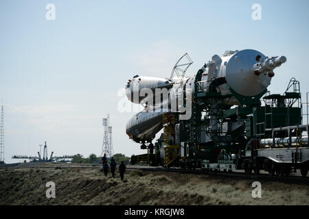 Die Sojus TMA-13 M Sonde wird an die Launch Pad mit dem Zug rollte am Montag, den 26. Mai 2014, auf dem Kosmodrom Baikonur in Kasachstan. Start der Sojus-Rakete ist für Mai 29 geplant und wird senden Expedition 40 Sojus Commander Maxim Suraev, der Föderale Russische Raumfahrtagentur Roskosmos, Flug Ingenieur Alexander Gerst, der Europäischen Raumfahrtbehörde ESA und Flugingenieur Reid Wiseman der NASA auf fünf und einem halben Monat Mission an Bord der Internationalen Raumstation. Photo Credit: (NASA/Joel Kowsky) Expedition 40 Preflight (201405260018 HQ) Stockfoto