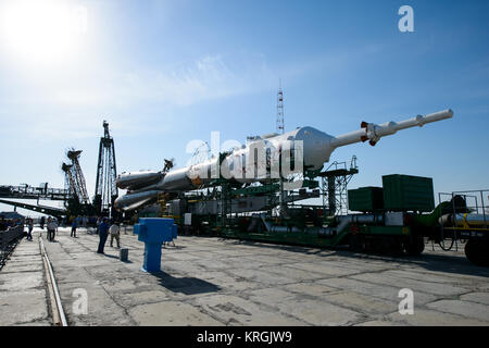 Die Sojus TMA-13 M Sonde wird kurz nach der Ankunft auf dem Launch Pad mit dem Zug am Montag, 26. Mai 2014, auf dem Kosmodrom Baikonur in Kasachstan. Start der Sojus-Rakete ist für Mai 29 geplant und wird senden Expedition 40 Sojus Commander Maxim Suraev, der Föderale Russische Raumfahrtagentur Roskosmos, Flug Ingenieur Alexander Gerst, der Europäischen Raumfahrtbehörde ESA und Flugingenieur Reid Wiseman der NASA auf fünf und einem halben Monat Mission an Bord der Internationalen Raumstation. Photo Credit: (NASA/Joel Kowsky) Expedition 40 Preflight (201405260020 HQ) Stockfoto