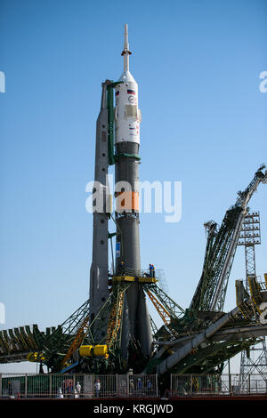 Die Sojus TMA-13 M Sonde ist auf der Startrampe kurz nach in eine senkrechte Position am Montag, den 26. Mai 2014 aufgeworfen wurde gesehen Am Kosmodrom Baikonur in Kasachstan. Start der Sojus-Rakete ist für Mai 29 geplant und wird senden Expedition 40 Sojus Commander Maxim Suraev, der Föderale Russische Raumfahrtagentur Roskosmos, Flug Ingenieur Alexander Gerst, der Europäischen Raumfahrtbehörde ESA und Flugingenieur Reid Wiseman der NASA auf fünf und einem halben Monat Mission an Bord der Internationalen Raumstation. Photo Credit: (NASA/Joel Kowsky) Expedition 40 Preflight (201405260028 HQ) Stockfoto