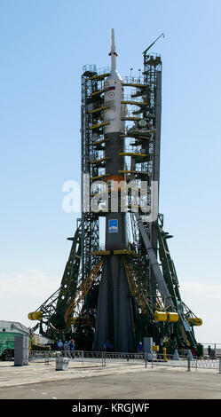 Die Sojus TMA-13 M Rakete wird gesehen, wie die servicestruktur Arme in Position an der Startrampe am Montag, den 26. Mai 2014 erhoben werden, auf dem Kosmodrom Baikonur in Kasachstan. Start der Sojus-Rakete ist für Mai 29 geplant und wird senden Expedition 40 Sojus Commander Maxim Suraev, der Föderale Russische Raumfahrtagentur Roskosmos, Flug Ingenieur Alexander Gerst, der Europäischen Raumfahrtbehörde ESA und Flugingenieur Reid Wiseman der NASA auf fünf und einem halben Monat Mission an Bord der Internationalen Raumstation. Photo Credit: (NASA/Joel Kowsky) Expedition 40 Preflight (201405260031 HQ) Stockfoto