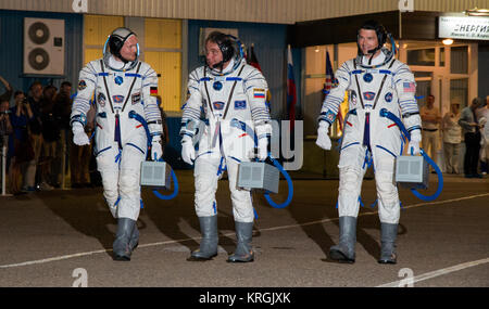 Expedition 40 Bordingenieur Alexander Gerst der Europäischen Weltraumorganisation ESA, Links, Sojus Commander Maxim Suraev der russischen Föderalen Raumfahrtagentur Roskosmos, Mitte, und Flugingenieur Reid Wiseman der NASA, rechts, werden gesehen, wie sie das Gebäude 254 folgenden suitup am Mittwoch, 28. Mai, in Baikonur, Kasachstan 2014. Das Trio wird eingestellt über fünf und einem halben Monat Mission zur Internationalen Raumstation die Sojus TMA-13 M Satelliten auf 1 onboard: 57:00 Uhr Kasachstan Zeit am Donnerstag, den 29. Mai. Photo Credit: (NASA/Victor Zelentsov) Expedition 40 Preflight (201405280032 HQ) Stockfoto