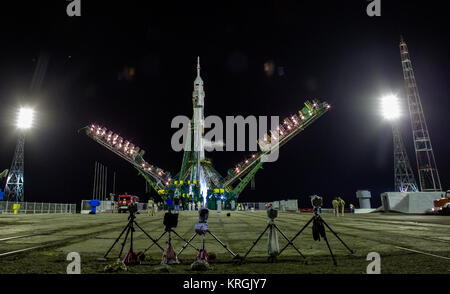 Die Sojus TMA-13 M Rakete ist als die Servicestruktur in Vorbereitung für den Start in den frühen Morgenstunden des Donnerstag gesenkt gesehen, 29. Mai 2014 auf dem Kosmodrom Baikonur in Kasachstan. Start der Sojus Rakete senden Expedition 40 Sojus Commander Maxim Suraev, der Föderale Russische Raumfahrtagentur Roskosmos, Flug Ingenieur Alexander Gerst, der Europäischen Raumfahrtbehörde ESA und Flugingenieur Reid Wiseman der NASA auf fünf und einem halben Monat Mission an Bord der Internationalen Raumstation. Photo Credit: (NASA/Joel Kowsky) Expedition 40 Preflight (201405290018 HQ) Stockfoto