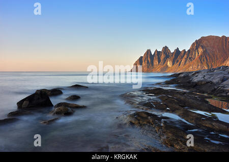 Okshornan, des Teufels Zähne, Aus in der Nähe von Tungeneset Ersfjord, Senja, Berg, Troms, Norwegen Stockfoto