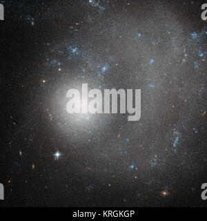 Das Thema dieser neuen Hubble-bild ist NGC 5474, eine Zwerggalaxie entfernt 21 Millionen Lichtjahre entfernt im Sternbild Ursa Major (Großer Bär). Dieses schöne Bild wurde mit Hubbles erweiterte Kamera für Umfragen (ACS). Der Begriff "Wharf Galaxy' diminutive klingen kann, aber lassen Sie sich nicht täuschen Sie - NGC 5474 enthält mehrere Milliarden Sterne! Beim Vergleich der Milchstraße mit ihren Hunderten von Milliarden von Sternen, NGC 5474 ist tatsächlich relativ klein erscheinen. NGC 5474 ist selbst Teil des Messier 101 Gruppe. Die hellste Galaxie innerhalb dieser Gruppe ist die bekannte Spirale Pinwheel Ga Stockfoto