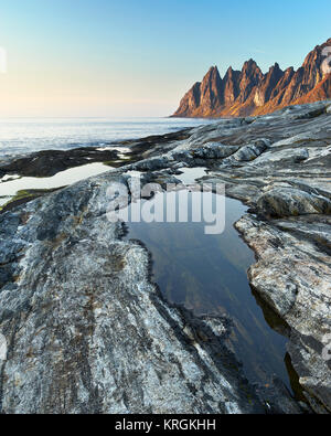 Okshornan, des Teufels Zähne, Aus in der Nähe von Tungeneset Ersfjord, Senja, Berg, Troms, Norwegen Stockfoto