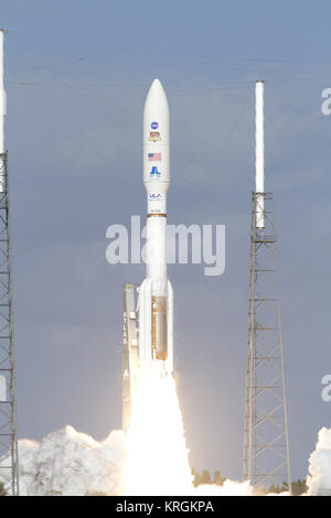 Atlas V 541 Blätter Launch Complex 41 Fliegen zwischen den Blitz Towers Stockfoto