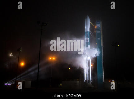 Ein United Launch Alliance Delta-II-Rakete mit der Orbiting Carbon Observatory-2 (OCO-2) Satelliten an Bord ist nur acht Minuten vor dem Start von Space Komplex 2 Start auf der Vandenberg Air Force Base, Calif. am Mittwoch, 2. Juli 2014. OCO-2 zur Messung der globalen Verteilung von Kohlendioxid, dem führenden Menschen produzierten Treibhausgase das Klima der Erde. Photo Credit: (NASA/Bill Ingalls) Delta II mit OCO-2 auf Pad (201407020005 HQ) Stockfoto