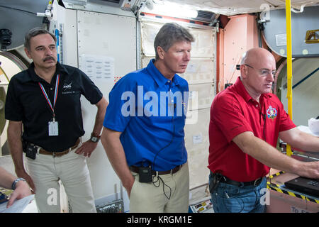 Datum: 07-03-14 Ort: Geb. 9, ISS Mockups Betrifft: Sojus 42 S (Expedition 44/45/46) Besatzungsmitglieder während Notfallszenarien Ausbildung in ISS mockups mit Astronaut Scott Kelly, kosmonauten Michail Kornienko und Genady Padalka. Fotograf: James Blair Sojus TMA-16M Besatzung im Notfall Szenario Schulung im JSC Stockfoto