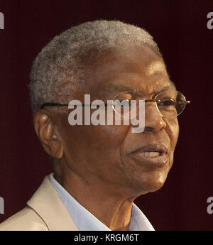 CAPE CANAVERAL, Fla.-- In den KSC-Training Auditorium des NASA Kennedy Space Center in Florida, Dr. Mary Frances Berry bezieht ihre persönlichen Erfahrungen im Kampf um die bürgerlichen Freiheiten und Mitarbeitern für eine besondere Veranstaltung anlässlich des 50. Jahrestages der Civil Rights Act von 1964 gesammelt. Berry diente als Stellvertretender Sekretär für Bildung in den USA Abteilung Gesundheit, Bildung und Wohlergehen HEW zwischen 1977 und 1980. Von 1980 bis 2004 war sie Mitglied der US-amerikanischen Kommission für bürgerliche Rechte, als Vorsitzender von 1993 bis 2004 dienen. Unter vielen Berry's Ehren sind der NAACP Roy Wilkins Award Stockfoto