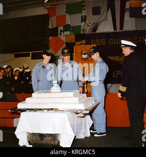 Er Apollo 9 Crew bereitet die 350-lbs-Kuchen, gebackene auf die U.s.s. war zu schneiden Guadalcanal in ihrer Ehre Stockfoto