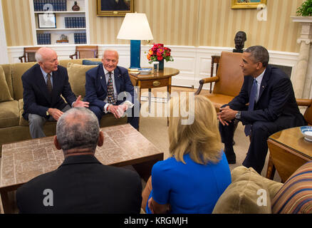 Us-Präsident Barack Obama trifft sich mit Apollo 11 Astronauten Michael Collins, Links, Buzz Aldrin, Mitte, Carol Armstrong, Witwe des Apollo-11-Kommandant Neil Armstrong, und NASA-Administrator Charles Bolden, Dienstag, 22. Juli 2014, im Oval Office des Weißen Hauses in Washington, während der 45. Jahrestag Woche der Apollo 11 Mondlandung sitzt. Photo Credit: (NASA/Bill Ingalls) Präsident Obama trifft sich mit Besatzung von Apollo 11. Stockfoto