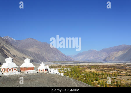 Stupas am Turtuk Kloster mit Blick auf K2, shyok Turtuk Dorf im Tal, Nubra Valley, Ladakh, Jammu und Kaschmir, Indien Stockfoto