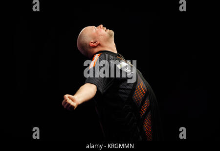 Raymond Van Barneveld feiert seinen Sieg über Richard North am Tag sechs der William Hill World Darts Championship im Alexandra Palace, London. Stockfoto