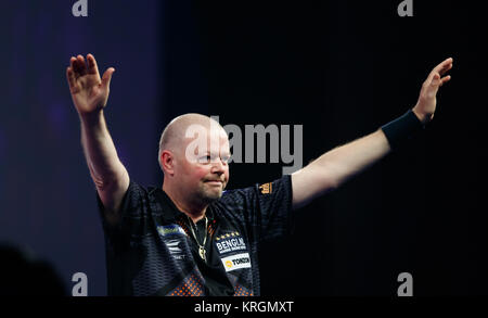 Raymond Van Barneveld feiert Sieg über Richard North am Tag sechs der William Hill World Darts Championship im Alexandra Palace, London. Stockfoto