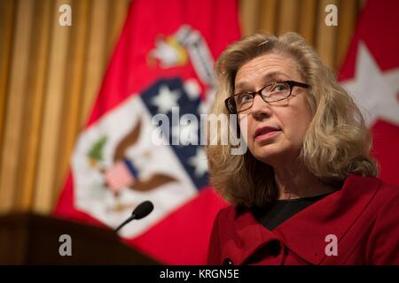 Us-stellvertretender Verteidigungsminister Christine Fuchs spricht an der US-Armee Art College am 7. April in Carlisle, Pennsylvania 2014. Stockfoto