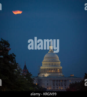 Ein perigäum Vollmond oder supermoon ist hinter Wolken über dem United States Capitol, Sonntag, August 10, 2014, in Washington gesehen. Eine supermoon tritt auf, wenn die Umlaufbahn des Mondes am nächsten ist (Perigäum) auf der Erde zur gleichen Zeit, es ist voll. Photo Credit: (NASA/Bill Ingalls) Supermoon über die United States Capitol Stockfoto