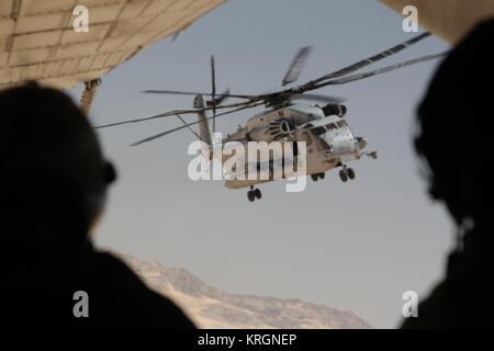 Eine Sikorsky CH-53E Super Stallion Hubschrauber Transporte US Marine Soldaten während der Übung Wüste Krummsäbel in der Marine Corps Air Ground Combat Center 12. Mai 2014 in Twentynine Palms, Kalifornien. Stockfoto