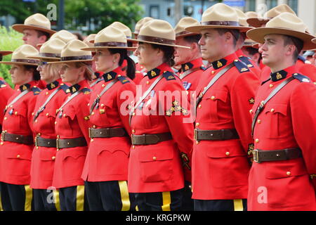 RCMP Polizisten stehen stramm zu Ehren der gefallenen Offiziere, die ihr Leben für ihre Gemeinschaften gab. Stockfoto