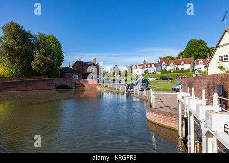 Das Dorf Teich im Zentrum von Finchingfield Dorf, ein paar zeigen, wie ein kleines Kind die Enten, Essex, Großbritannien Stockfoto