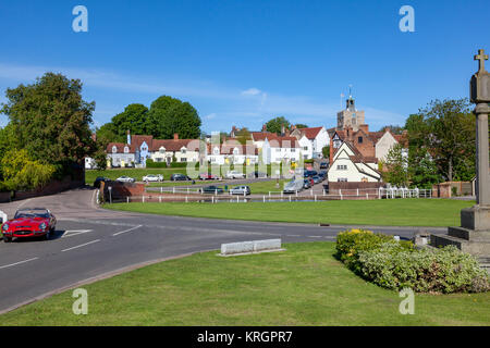 Ein Blick über den Dorfplatz und Teich an der Kirche auf dem Hügel, Finchingfield, Essex, Großbritannien Stockfoto