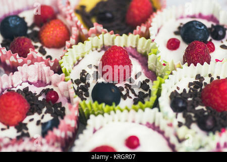 Bunten Cupcakes mit Sommer Früchte im Detail Stockfoto