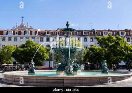 Einer der zwei barocke Bronze Brunnen in Rossio Platz, Lissabon, Portugal Stockfoto