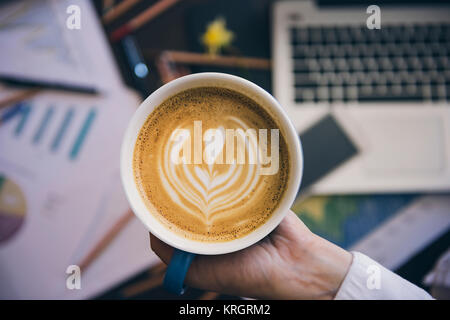 Kaffee im Fokus und Arbeit Büro Hintergrund Stockfoto