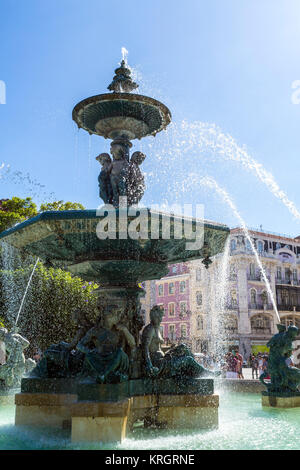 Einer der zwei barocke Bronze Brunnen in Rossio Platz, Lissabon, Portugal Stockfoto