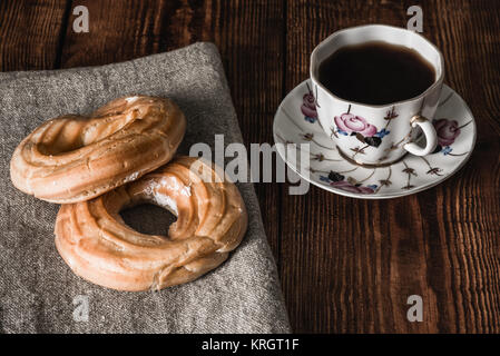 Stilleben mit zwei Eclairs und Tasse Kaffee Stockfoto
