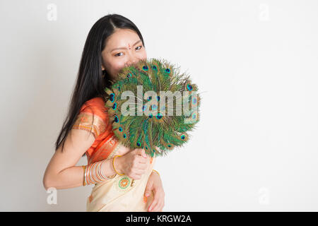 Weibchen mit pfauenfedern Ventilator in der indischen Sari Kleid Stockfoto