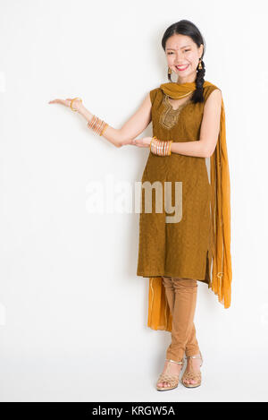Indische, chinesische Frau Hände etwas angezeigt Stockfoto