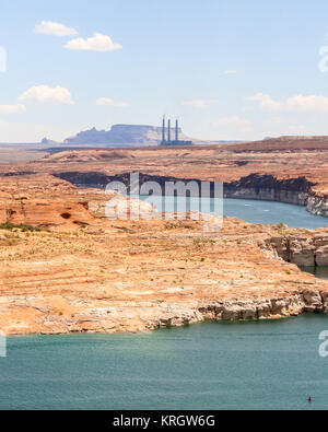 Lake Powell, Arizona mit der Salt River Project-Navajo in Abstand Stockfoto