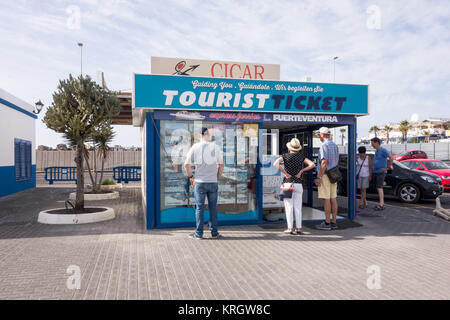 LANZAROTE, Spanien - 7 November 2017: Touristen Fenster Einkaufen an einem lokalen touristischen Geschäften entlang der Calle Salida Fuerteventura in Playa Blanca. Stockfoto