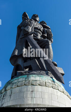 Sowjetisches Kriegsdenkmal (Treptower Park). Denkmal - Krieger-Befreier mit einem Schwert und ein kleines Mädchen im Arm halten. Stockfoto