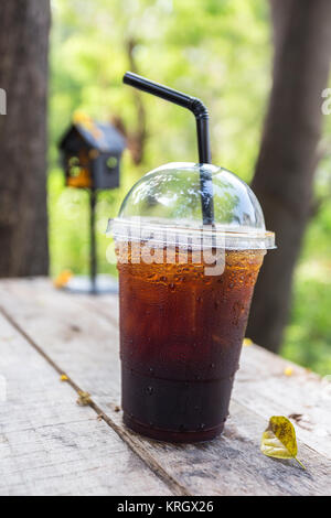 Entspannen Sie sich mit kalten Getränken auf hölzernen Tisch Lifestyle in der Natur Stockfoto