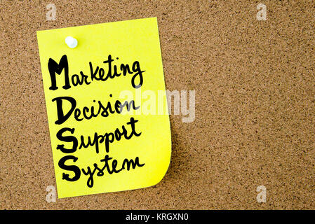 MDSS Marketing Decision Support System auf gelbes Papier Hinweis geschrieben Stockfoto